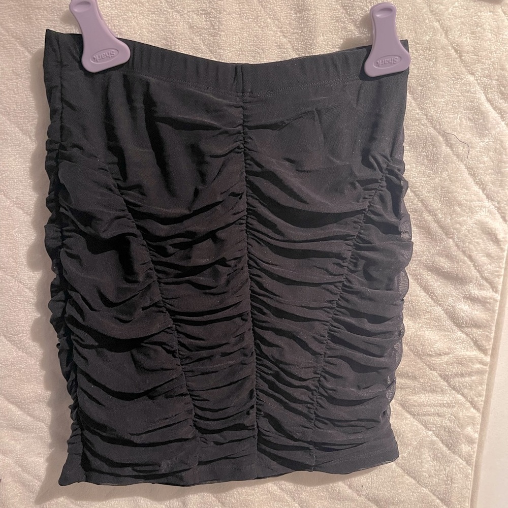 Scrunched black skirt